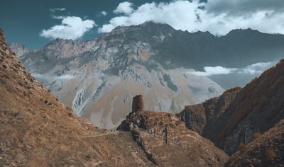 棕色岩层